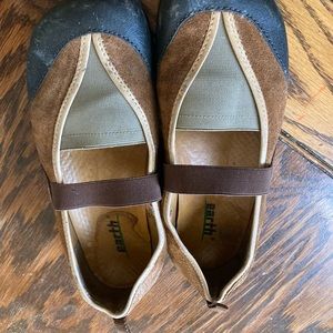 Size 7 brown earth shoes